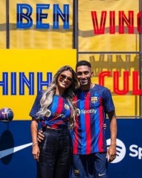 世界杯预选赛下注平台-拉菲尼亚妻子23岁 今年2月结的婚 两人认识已十年